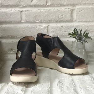 NIB Johnston & Murphy Red  Camilla Sandal 7.5. Lightly worn!